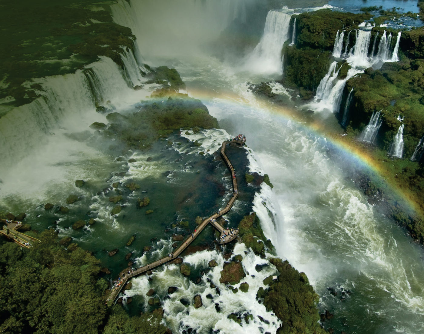 Vista aérea das Cataratas do Iguaçu com arco-íris