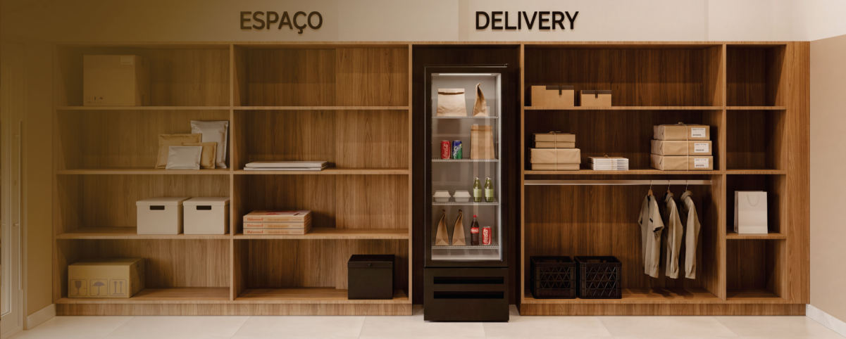 Espaço delivery com prateleiras e geladeira